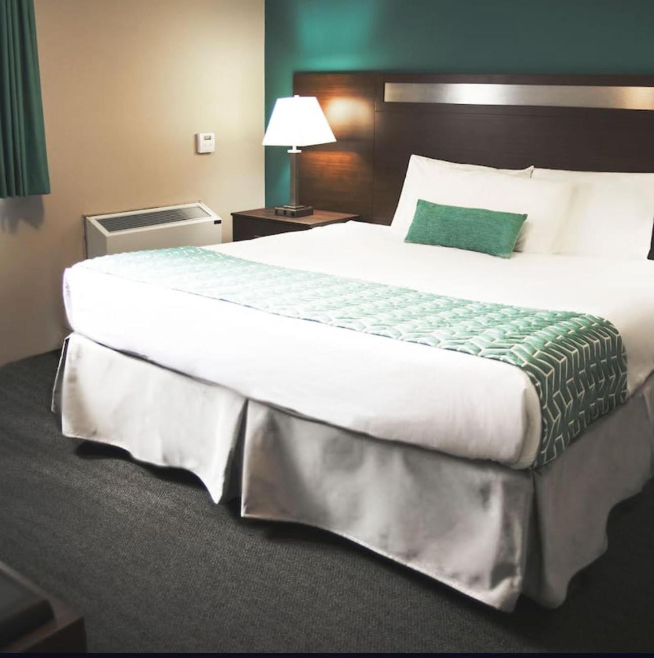 Hotel Ramada By Wyndham Quesnel Exteriér fotografie